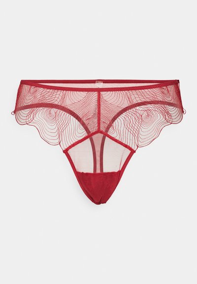 Lingerie rouge transparente avec un design en dentelle tourbillonnant, présentant une coupe taille basse, des bords lisses et un panneau en tissu rouge uni au dos.