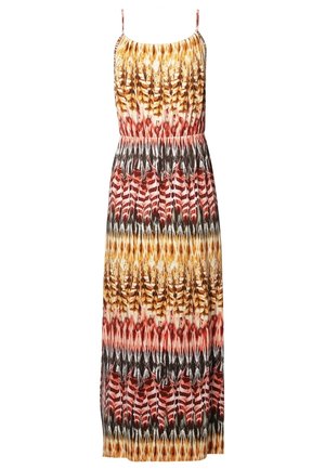 Frau trägt ein mehrfarbiges Maxikleid mit Feder-Muster, eine cognacfarbene Wildleder-Umhängetasche und goldene Sandalen.
