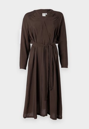 Rjava obleka z zavihkom, izdelana iz lahko tkanine, z dolgimi rokavi, zategnjenim pasom in V-izrezom z nabranimi detajli.