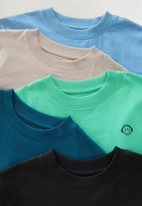 Sweatshirts en coton à col rond disponibles en bleu, beige, vert, bleu-vert et noir ; dotés d'un col côtelé et d'un design graphique de smiley sur le modèle vert.