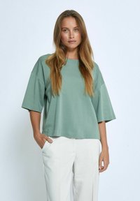 Unselected, hedge green