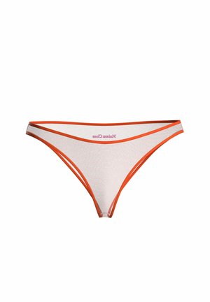 String blanc transparent avec un bord orange vif et le logo "Maison Close" imprimé en rose sur la ceinture avant.