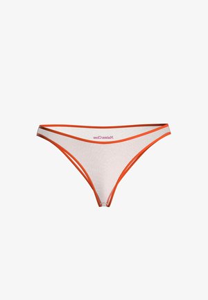 String blanc transparent avec un bord orange vif et le logo "Maison Close" imprimé en rose sur la ceinture avant.