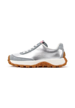 Sidevisning af en sølv- og grå sneaker med hvide snørebånd, en tyk hvid mellemsål og en brun gummiydersål med mønster.