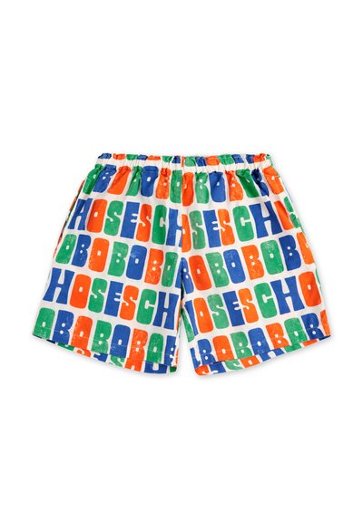 Shorts colorés avec un motif de texte en blocs audacieux et répétés en bleu, vert, orange et blanc. Taille élastique pour un ajustement réglable.
