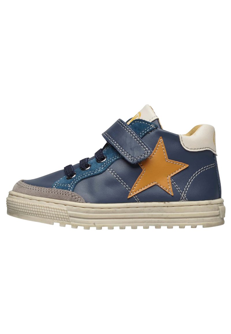 Sneaker in pelle blu con strap in velcro, caratterizzato da un accento a stella color cuoio, punta in suede grigio e suola in gomma off-white con battistrada texturizzato.