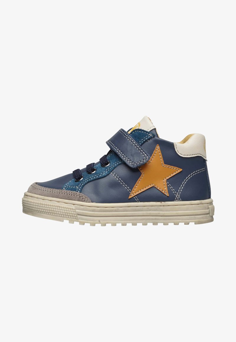 Sneaker in pelle blu con strap in velcro, caratterizzato da un accento a stella color cuoio, punta in suede grigio e suola in gomma off-white con battistrada texturizzato.