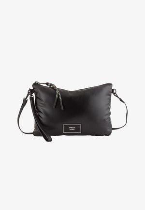 Schwarze gepolsterte Clutch mit abnehmbarem Tragegurt, versehen mit einem mehrfarbigen Kordelakzent und einem rechteckigen weißen Etikett mit Text auf der Vorderseite.