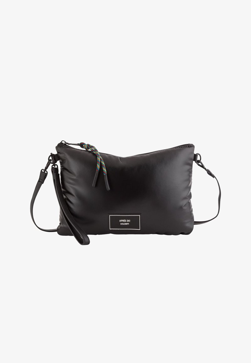 Czarna, pikowana kopertówka z odczepianym paskiem, z wielokolorowym akcentem ze sznurka oraz prostokątną białą metką z tekstem z przodu.