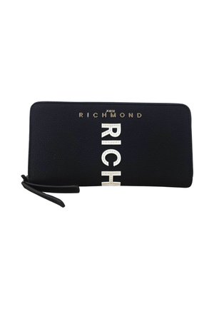 Portafoglio rettangolare nero con cerniera a giro, testo verticale bianco "RICH" e lettere dorate che formano "JOHN RICHMOND" sulla parte anteriore.
