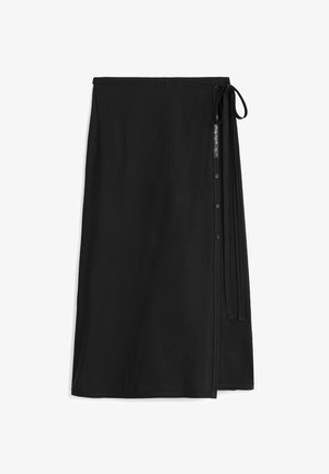 Czarna spódnica-wrap wykonana z gładkiego materiału, z węzełkowym zapięciem z boku i detalem zapinanym na guziki z przodu.