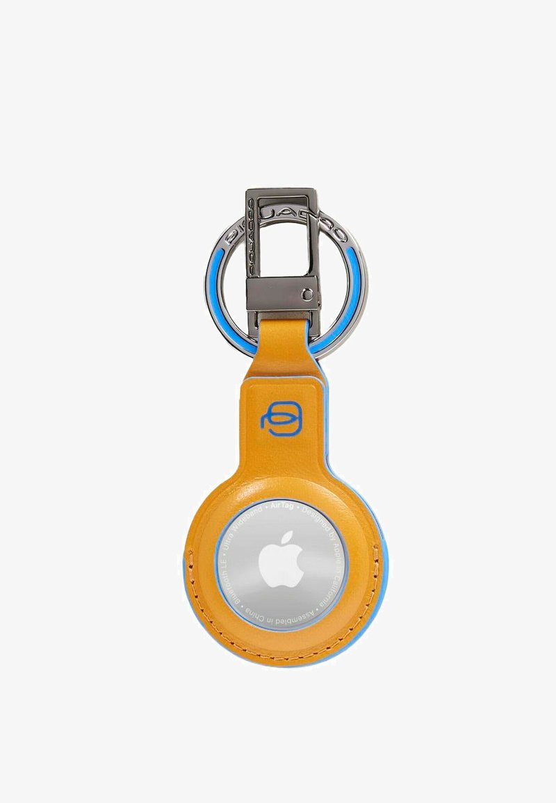 Geel leren keychainhouder voor Apple AirTag, met blauwe accenten. Circulair ontwerp en een metalen sleutelhanger voor bevestiging.