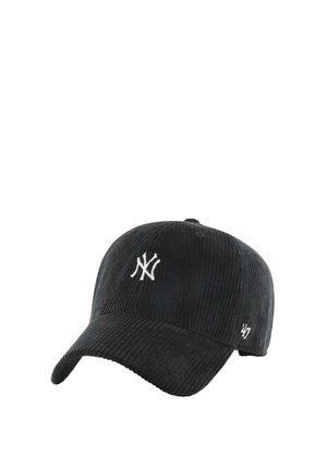 Schwarze Cord-Baseballkappe mit weißem New York Yankees-Logo vorn und seitlich mit '47 Brand' bestickt.