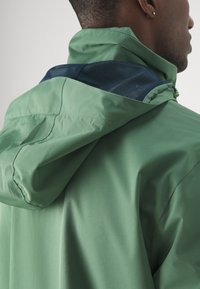 Vaude ESCAPE  - Regnjakke - woodland/dark sea