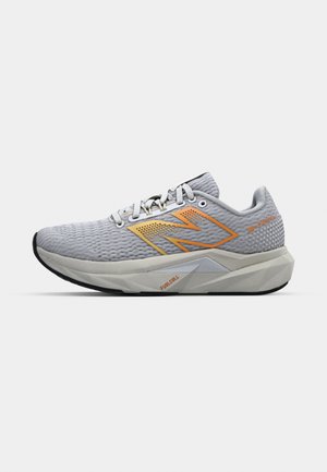 Chaussure de sport gris clair avec une tige texturée, des accents orange et une semelle rembourrée. Le design comporte un logo N proéminent et un matériau en mesh.