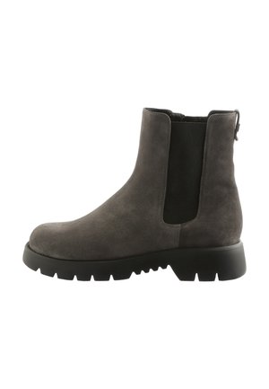 Bottines en daim grises avec un panneau latéral élastique noir, une sangle à l'arrière et une semelle épaisse en caoutchouc noir avec adhérence.