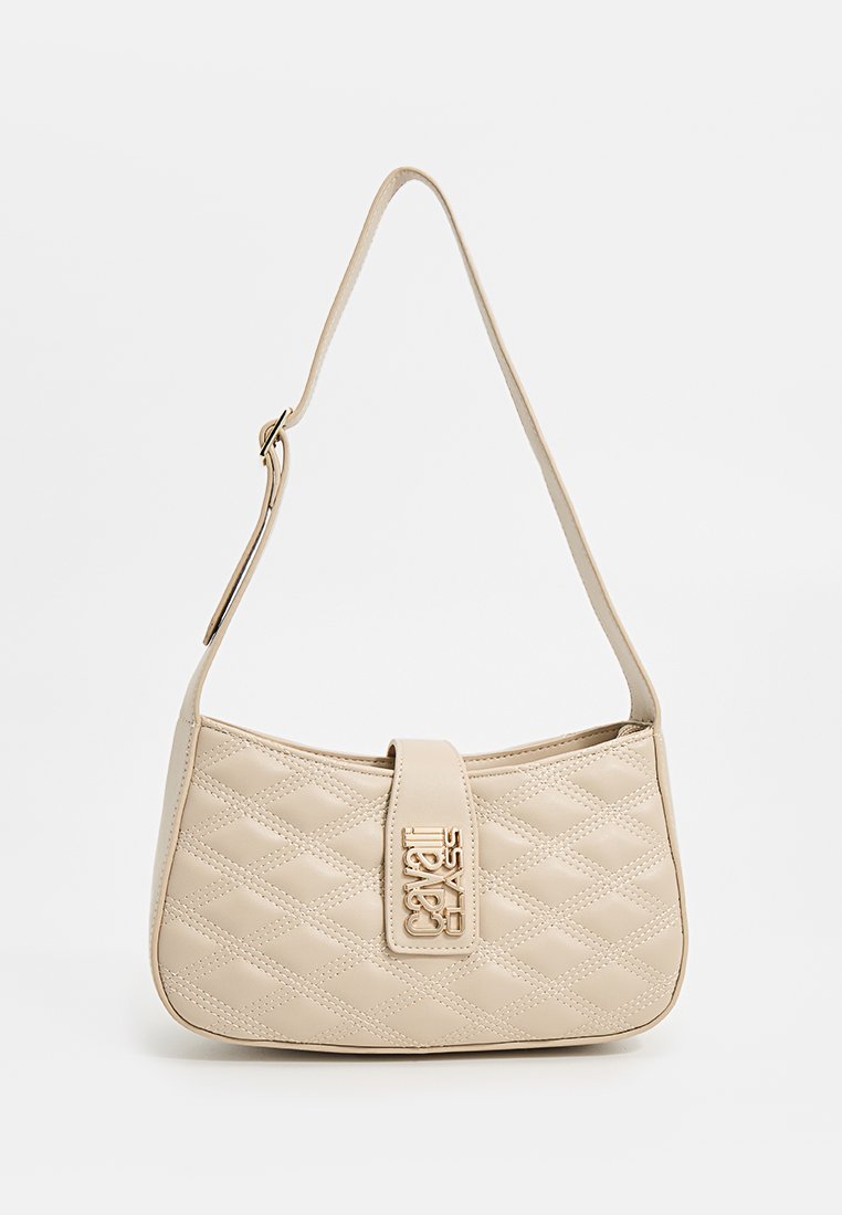 Beige gesteppte Handtasche mit runder Form, flachem Oberklappen und kurzem Schulterriemen. Verfügt über ein auffälliges Logo auf der Vorderseite.