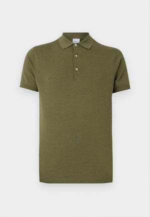 Polo verde-oliva feito de algodão, com mangas curtas, uma pala de três botões e colarinho e punhos canelados.