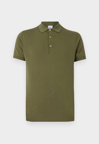 Olivově zelená polo košile ze 100% bavlny, s krátkými rukávy, zapínáním na tři knoflíky a žebrovaným límečkem a manžetami.