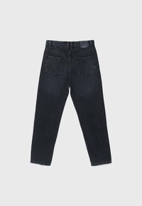 Zwarte denim jeans met een rechte pijp, vijf zakken en een label op de tailleband. De stof heeft een zachte textuur met subtiele vervaging.