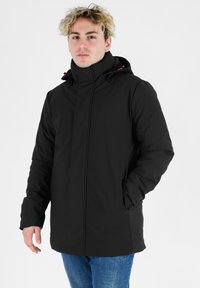 Giacca nera impermeabile con colletto alto e cappuccio regolabile. Presenta una texture liscia e tasche laterali per la praticità.
