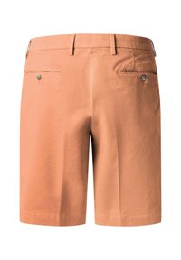 Shorts pour hommes de couleur saumon avec passants de ceinture, deux poches besace boutonnées à l'arrière, et une finition en tissu lisse et ajusté.