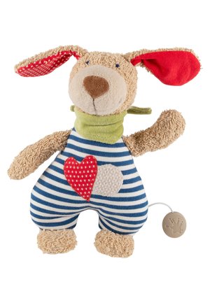 Plüsch-Hundespielzeug mit hellbraunem Fell, rot-weißem Herzfleck, blau gestreiftem Körper, grünem Schal, einem roten Ohr und Zugschnur mit beigem Knopf.