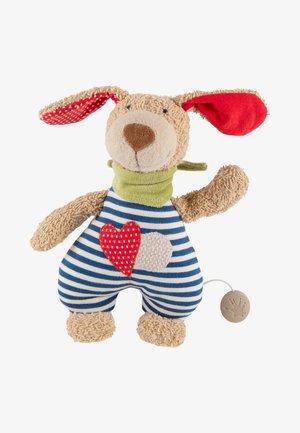 Plüsch-Hundespielzeug mit hellbraunem Fell, rot-weißem Herzfleck, blau gestreiftem Körper, grünem Schal, einem roten Ohr und Zugschnur mit beigem Knopf.