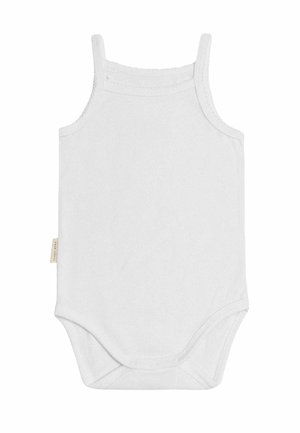 Body de bebé blanco de algodón con tirantes tipo camisón, cierre de snaps en la parte inferior y una suave textura acanalada. Diseño simple y sin adornos.