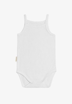Body de bebé blanco de algodón con tirantes tipo camisón, cierre de snaps en la parte inferior y una suave textura acanalada. Diseño simple y sin adornos.