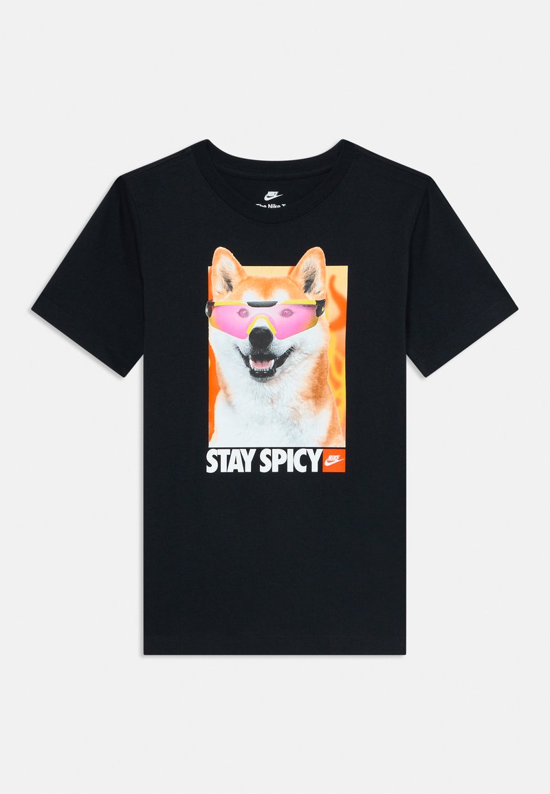 Camiseta negra con un Shiba Inu en gafas de sol rosas, con el texto "MANTENTE PICANTE" debajo y un vibrante fondo naranja. Material de algodón.