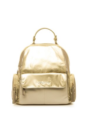 Mochila dorada metálica con un diseño estructurado, que cuenta con un asa superior, bolsillos laterales, una solapa frontal y detalles texturizados.