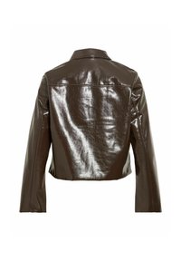 Veste en cuir synthétique marron foncé brillante avec manches longues, col pointu et coupe légèrement courte, vue de dos.