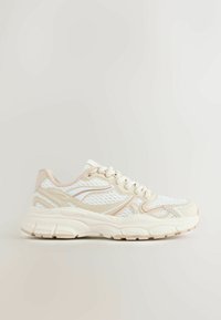 Scarpa sportiva color crema e bianca con tomaia in mesh, design testurizzato, chiusura con lacci, collo imbottito e suola spessa ammortizzata.