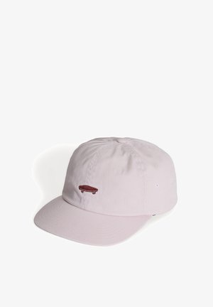 Lyserød baseballkasket med en lille, mørkerød broderet skateboard på frontpanelet, vist mod en hvid baggrund.
