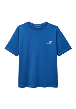 T-shirt bleu à manches courtes avec col rond et petit texte blanc "SUMMER ADDICT" et graphique de palmier sur la poitrine gauche.