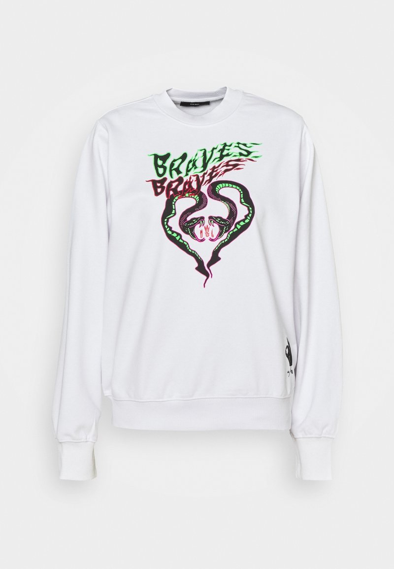 Sweat-shirt blanc à manches longues avec un graphisme de serpent vert et rose formant un cœur et le mot "BRAVES" en vert et rouge au-dessus.