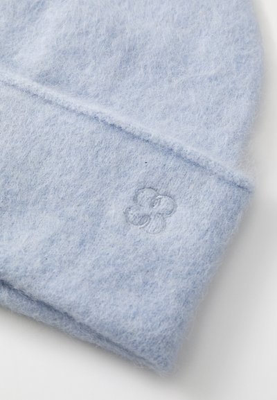 Svetlomodrá vlnená čiapka s jemnou, nadýchanou textúrou, so skladaným okrajom a diskretným vyšívaným detailom s kvetinovým motívom.