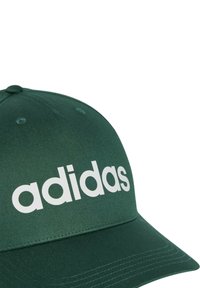 Cappello verde in tessuto liscio con un ampio logo "adidas" bianco sul davanti, con dettagli cuciti e fori di ventilazione.