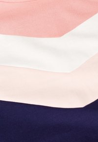 Tejido de mezcla de algodón con rayas horizontales en rosa, blanco y marino, con una textura suave y un sutil detalle acanalado.
