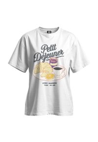 Balta kokvilnas T-krekls ar brokastu grafiku, kurā attēlots kruasāns, kafija, ievārījums un citrons. Teksts melnā un pasteļtoņu krāsās. Brīvs piegriezums.