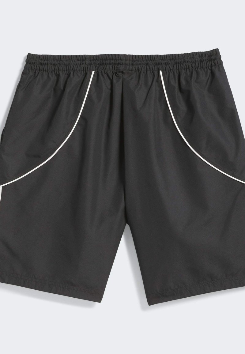 Shorts de sport noirs avec une taille élastique et un passepoil blanc délimitant les poches latérales, posés à plat sur un fond clair.
