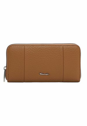 Lichtbruine leren portemonnee met gestructureerd oppervlak, ritssluiting en zilveren logo-accent; heeft drie verticale naden aan de voorkant.