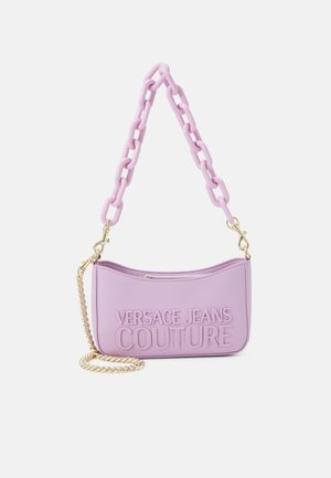 Sac à épaule lilas avec poignée chaîne en plastique épaisse et chaîne en or plus petite, embossé du logo "Versace Jeans Couture".