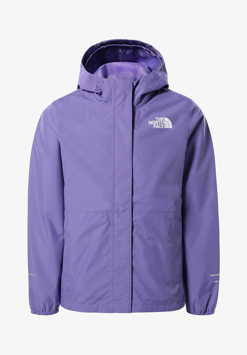 Chaqueta impermeable morada con capucha ajustable, puños elásticos y cierre frontal con cremallera. Presenta un logotipo en el pecho y detalles reflectantes.