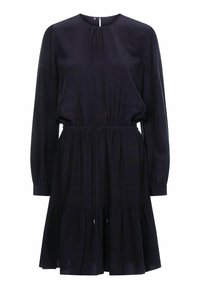 Schwarzes Kleid mit langen Ärmeln, rundem Ausschnitt, gerafftem Detail in der Taille und einem gestuften Volantsaum. Mit dezentem Logo-Stickerei.