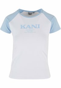 Balta marškinėliai su šviesiai m�ėlynomis raglano rankovėmis, su "KANI" logotipu šviesiai mėlyna spalva ir įprastu apvaliu iškirpimu. Minkšta, lygi medžiaga.