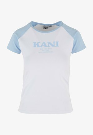 Biała koszulka z jasnoniebieskimi rękawami raglanowymi, z logo "KANI" w jasnoniebieskim kolorze i standardowym okrągłym dekoltem. Miękki, gładki materiał.