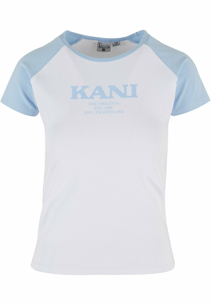 Balta marškinėliai su šviesiai mėlynomis raglano rankovėmis, su "KANI" logotipu šviesiai mėlyna spalva ir įprastu apvaliu iškirpimu. Minkšta, lygi medžiaga.