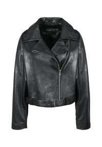 Czarna skórzana bomberka z wyciętym klapem, przednim zamkiem błyskawicznym i paskiem w talii. Wyróżnia się gładką fakturą i lekko błyszczącym wykończeniem.
